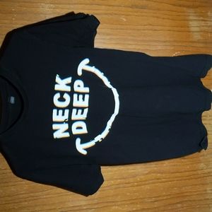 Neck deep tee